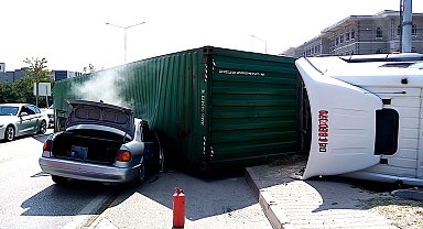 TIR, otomobilin üzerine devrildi: 1'i çocuk 2 yaralı