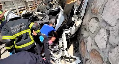 TIR'ın altına giren hafif ticari aracın sürücüsü öldü