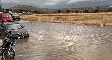 Tokat'ta sağanak; cadde ve sokaklar suyla doldu