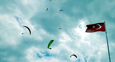 Tokat'ta yamaç paraşütü yarışması başladı