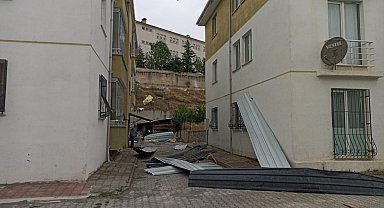 Tosya'da fırtına etkili oldu; lisenin çatısı uçtu, o anlar kamerada