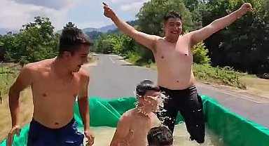 Traktör römorkunu havuza çevirip serinlediler; o anlar kamerada