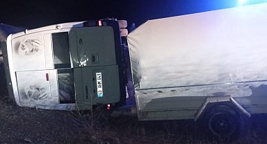 Tunceli'de tarım işçilerini taşıyan minibüs şarampole devrildi: 20 yaralı