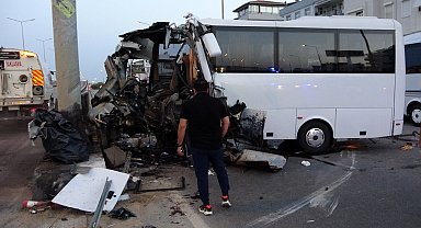 Tur midibüsü bariyere çarptı: 1 ölü, 20 yaralı