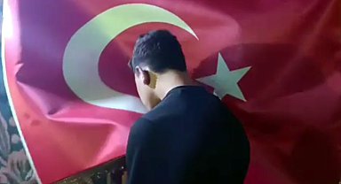 Türk bayrağına saldıran şüpheli, bayrağı öpüp özür diledi