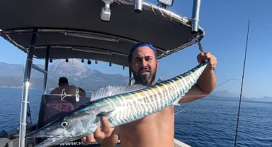 Türkiye'de ilk kez görülen kral balığı, sahte yemli oltaya takıldı