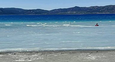 Turkuaz renkli Salda'da kirlilik alarmı; beyaz adacıklar kararıyor