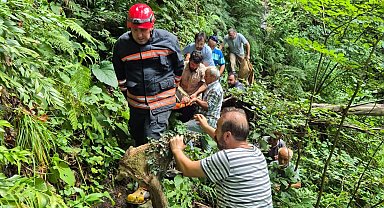 Uçuruma yuvarlanan 80 yaşındaki kadını itfaiye kurtardı
