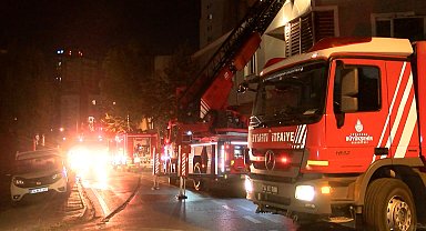 Ümraniye'de, 2 katlı iş yerinin çatısı alev alev yandı