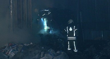 Ümraniye'de, atık kağıt geri dönüşüm deposunda yangın