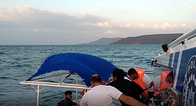 Van Gölü'nde deniz bisikletiyle açığa sürüklenen 10 kişiyi deniz polisi kurtardı