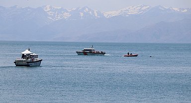 Van Gölü'nde kaybolan 3 arkadaştan 2'sinin cansız bedenine ulaşıldı