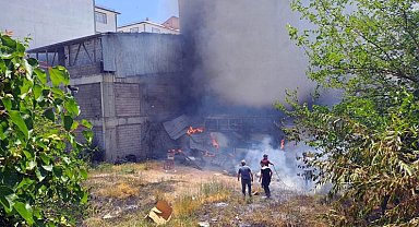 Van'da 5 katlı mağazada yangın