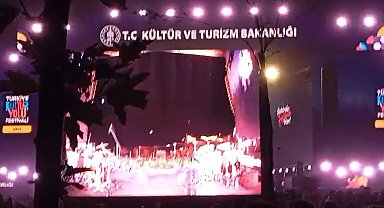 Van'da konser veren şarkıcı Bengü, protesto edildi