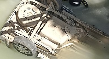 Van'da otomobil su kanalına uçtu; baba ve oğlu öldü