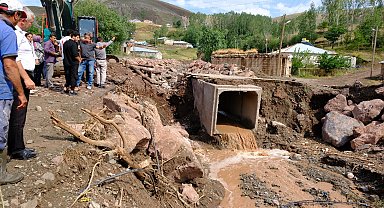 Van'da, selin vurduğu mahallede iş makineleriyle çalışma yapıldı