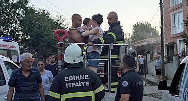 Yangında binada mahsur 1'i bebek 4 kişi, itfaiye merdiveniyle kurtarıldı