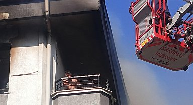 Yangında mahsur kalan çocuk, üzerine su döküp, ıslak bezlerle alevlerden korundu