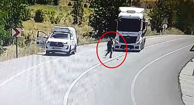 Yaralı serçeyi kurtarmak isterken kamyon çarptı