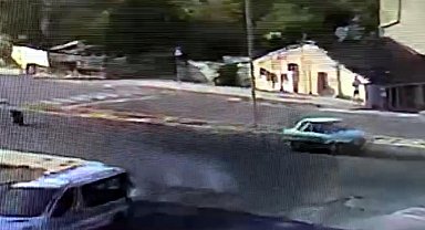 Yaya geçidinde otomobilin çaptığı çocuk yaralandı; kaza kamerada