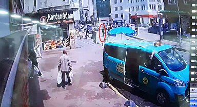 Yaya geçidinde otomobilin çarptığı kadın yaralandı; kaza anı kamerada