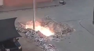 Yeraltına indirilen elektrik hattındaki arıza patlamalara neden oldu: O anlar kamerada