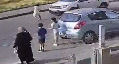 Yola fırlayan çocuğa otomobil çarptı; kaza anı kamerada