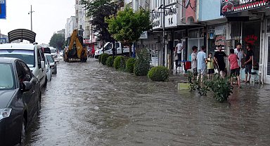 Yozgat'ta şiddetli yağmur caddeleri göle çevirdi