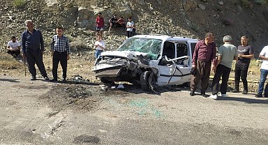 Yüksekova'da 2 araç, kafa kafaya çarpıştı: 2'si ağır 13 yaralı