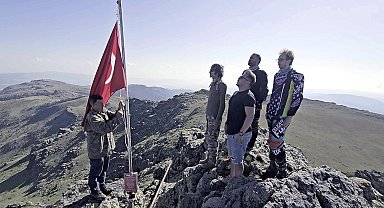 Zirvedeki yıpranmış Türk bayrağını değiştirdiler