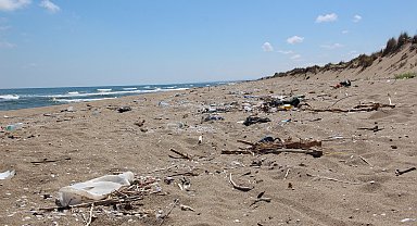 2 kilometrelik kumsal çöple kaplandı