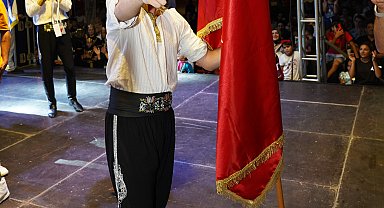 'En hızlı sıcak çay içme' yarışmasını kazandı, Yusuf Dikeç pozu verdi