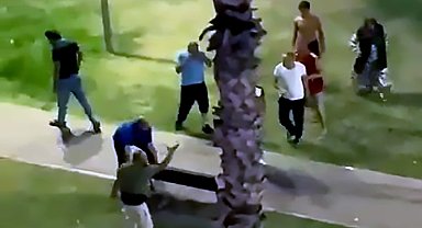 'Gürültü' ihbarına giden polis ekibine taş ve bank ile saldırmaya kalkıştılar