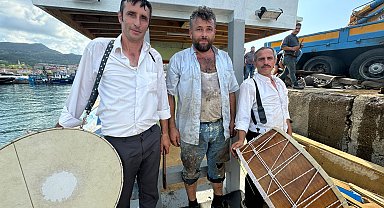 4 yıl beklediği teknesi tamamlanınca davul zurnayla denize indirdi