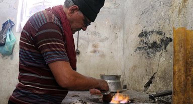 65 yıllık kalaycı, 10 metrekarelik dükkanında eskiyen bakırları yeniliyor