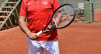 66 yaşındaki milli tenisçi çektiği fotoğraflarla Guiness'e girmeye hazırlanıyor