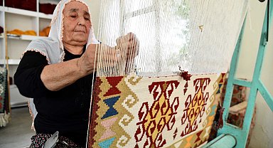 66 yıldır tescilli kilim dokuyor