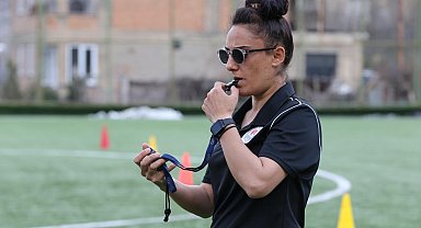 8 kız ile kurduğu takımı süper lige taşıdı, 'altın kalp' ödülünü aldı