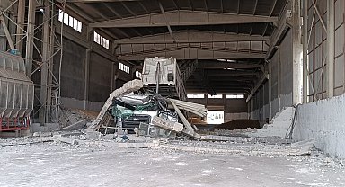 Açık olan dorsenin çarptığı duvar TIR'ın üzerine çöktü, şoför öldü