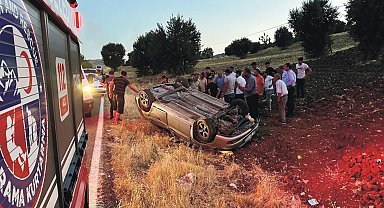 Adıyaman'da otomobil, tarlaya devrildi; 3 yaralı