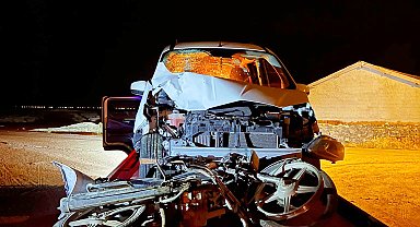 Afganistanlı ailenin bindiği motosiklete çarpan hafif ticari aracın sürücüsü yakalandı