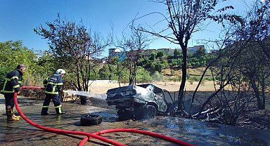 Ağaçlara çarpan otomobil alev aldı; 2 yaralı