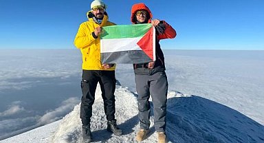 Ağrı Dağı'nın zirvesinde Filistin bayrağı açtılar