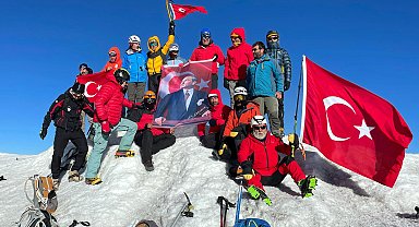 Ağrı Dağı'nın zirvesine tırmanıp, Atatürk posteri ve Türk bayrağı açtılar