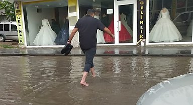 Ağrı'da sağanak; yollar göle döndü, sürücüler zor anlar yaşadı