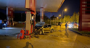 Akaryakıt istasyonuna dalan otomobilin sürücüsü yaya olarak kaçtı