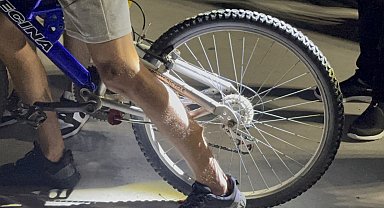 Akrobasi hareketleri yaparken bacağına bisiklet ayaklığı saplandı