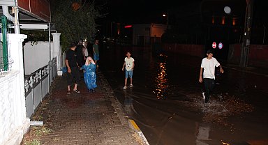 Aksaray'da sağanak; cadde ve sokaklar göle döndü, ev ile iş yerlerini su bastı