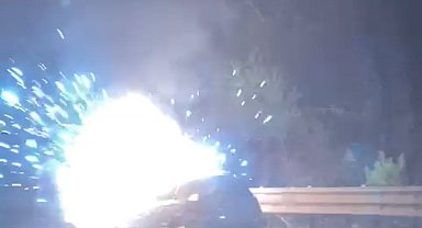 Alev alan otomobilde patlama kamerada