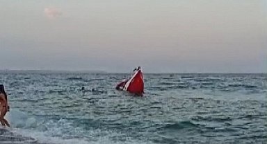 Almanya'dan tatile geldikleri Antalya'da tekneleri alabora oldu; denize atlayıp kurtulmaları kamerada